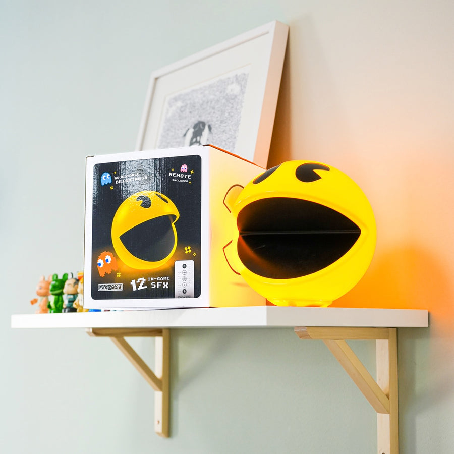 Lampe Pac-Man avec télécommande, vue de face et éclairage allumé.