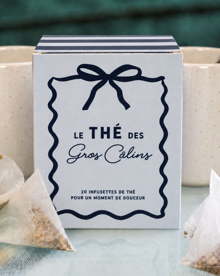 Boîte bleue du Thé des Gros Câlins avec infusettes visibles