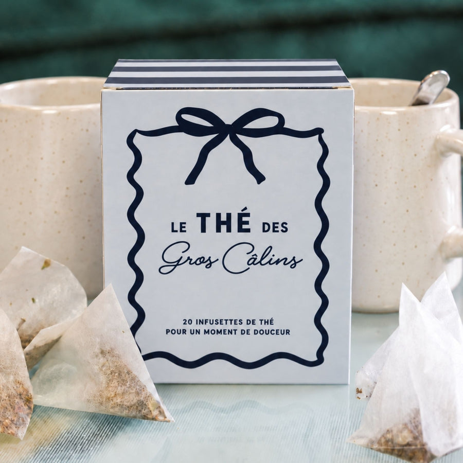 Boîte bleue du Thé des Gros Câlins avec infusettes visibles