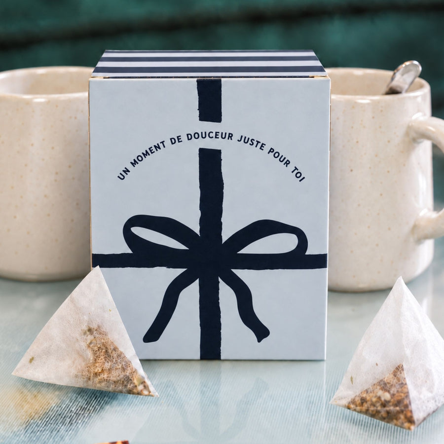 Boîte bleue du Thé des Gros Câlins avec infusettes visibles