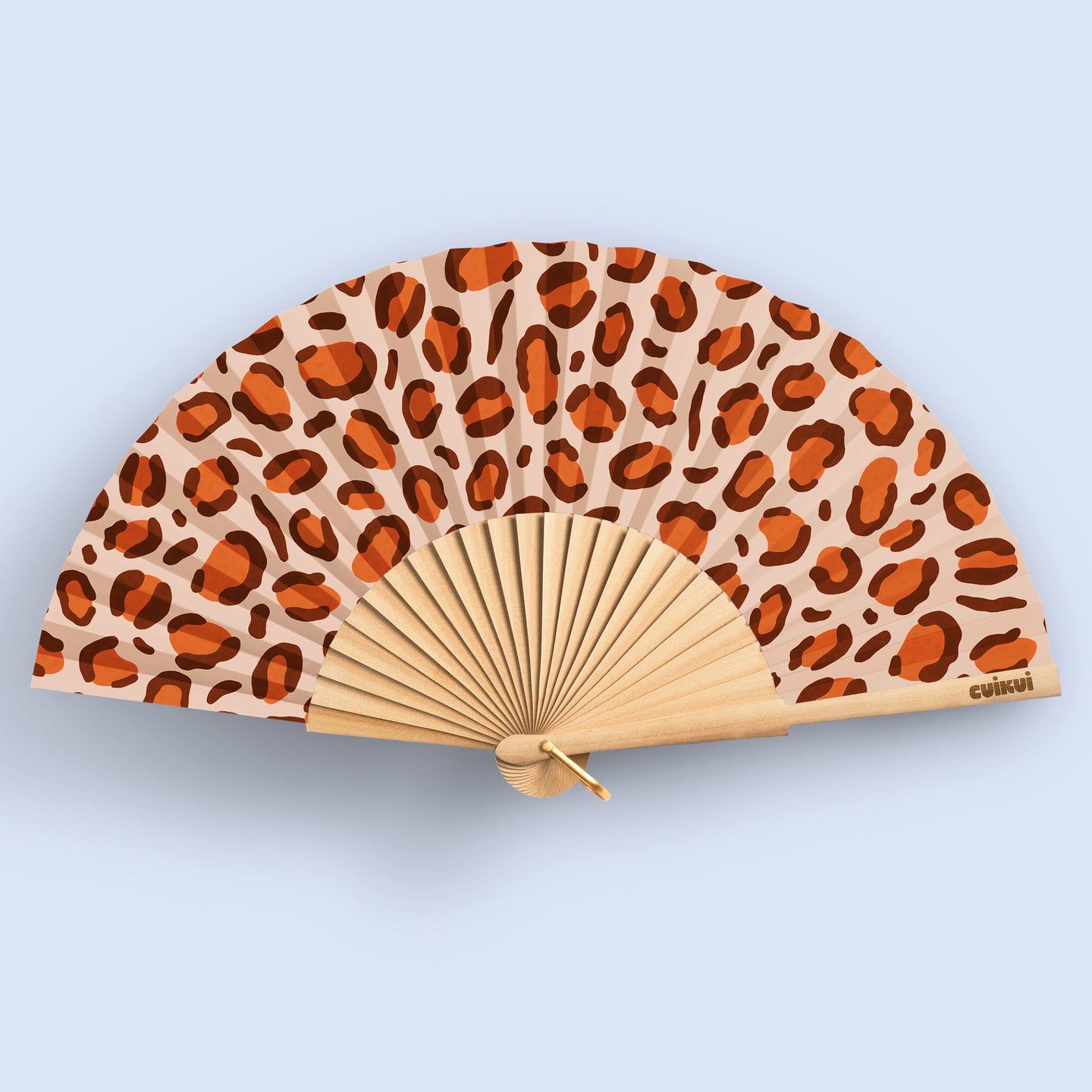 Éventail motif léopard avec bois clair, ouvert en détail