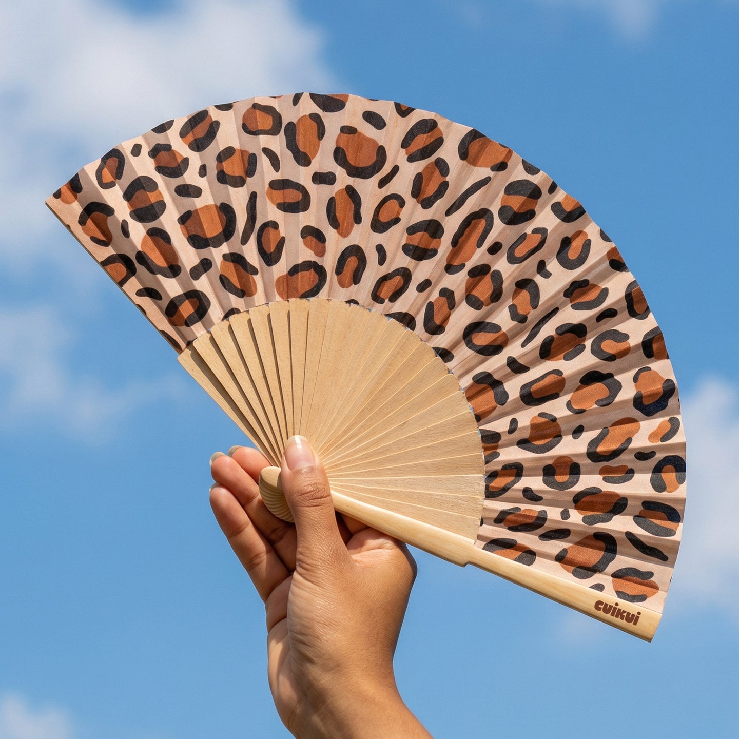 Éventail motif léopard avec bois clair, ouvert en détail