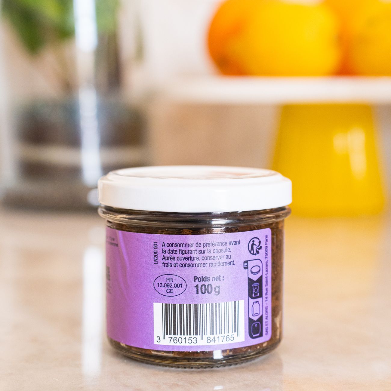 Pot de tapenade noire avec texture crémeuse et olives visibles.