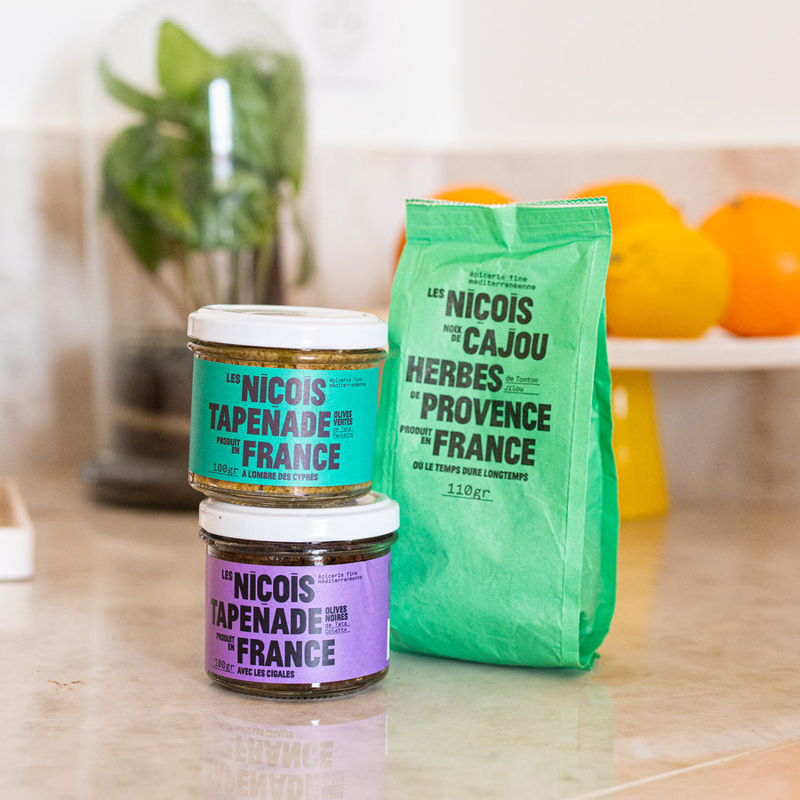 Noix de cajou croquantes avec herbes de Provence en gros plan.