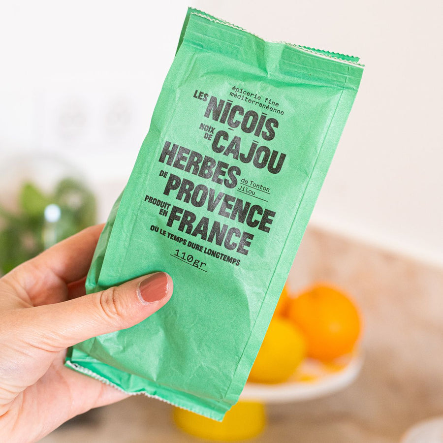 Noix de cajou avec herbes de Provence sur fond en bois