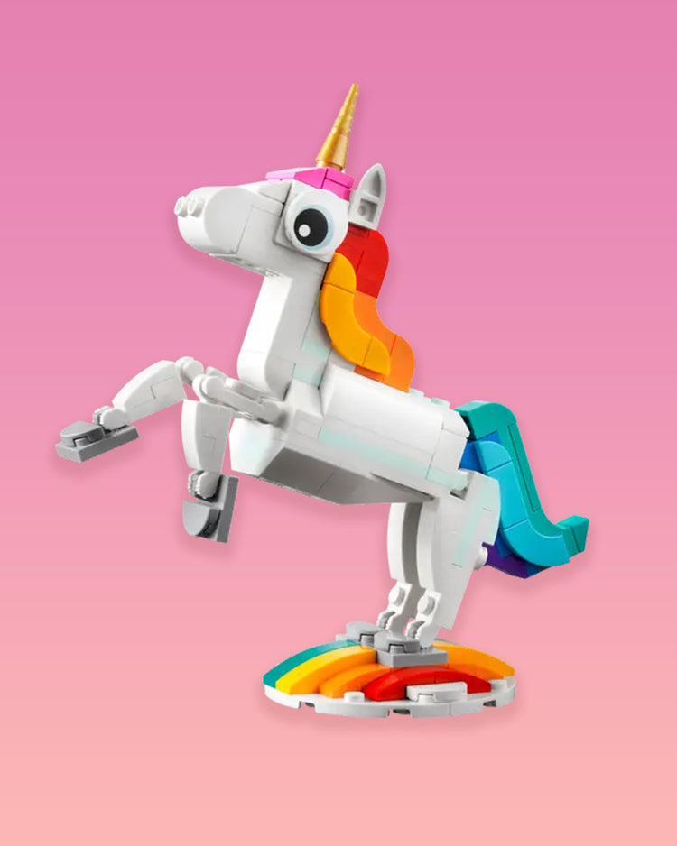 Licorne Lego vue de côté avec détails colorés et brillants.