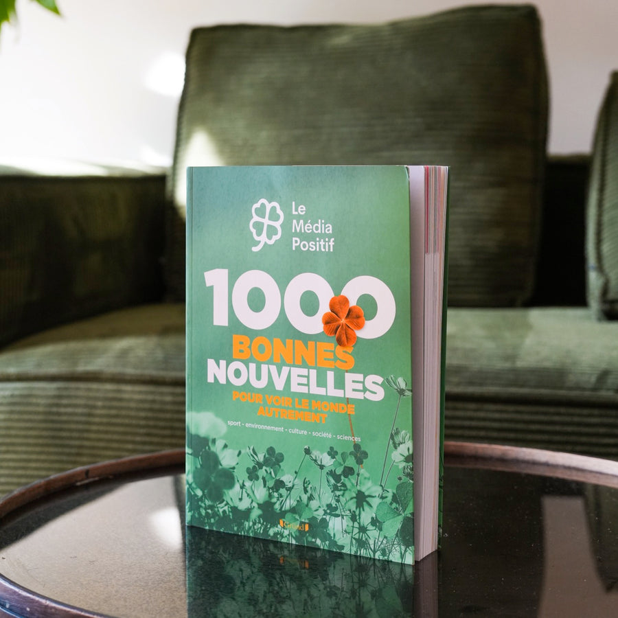 Couverture du livre '1000 Bonnes Nouvelles' avec illustrations joyeuses.