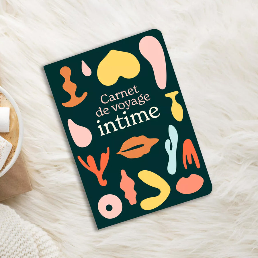 Carnet de voyage intime ouvert, pages blanches et couverture texturée.