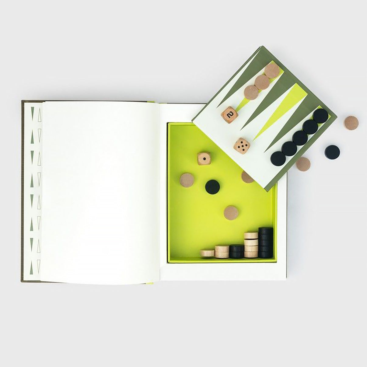 Livre ouvert révélant un backgammon avec design élégant.