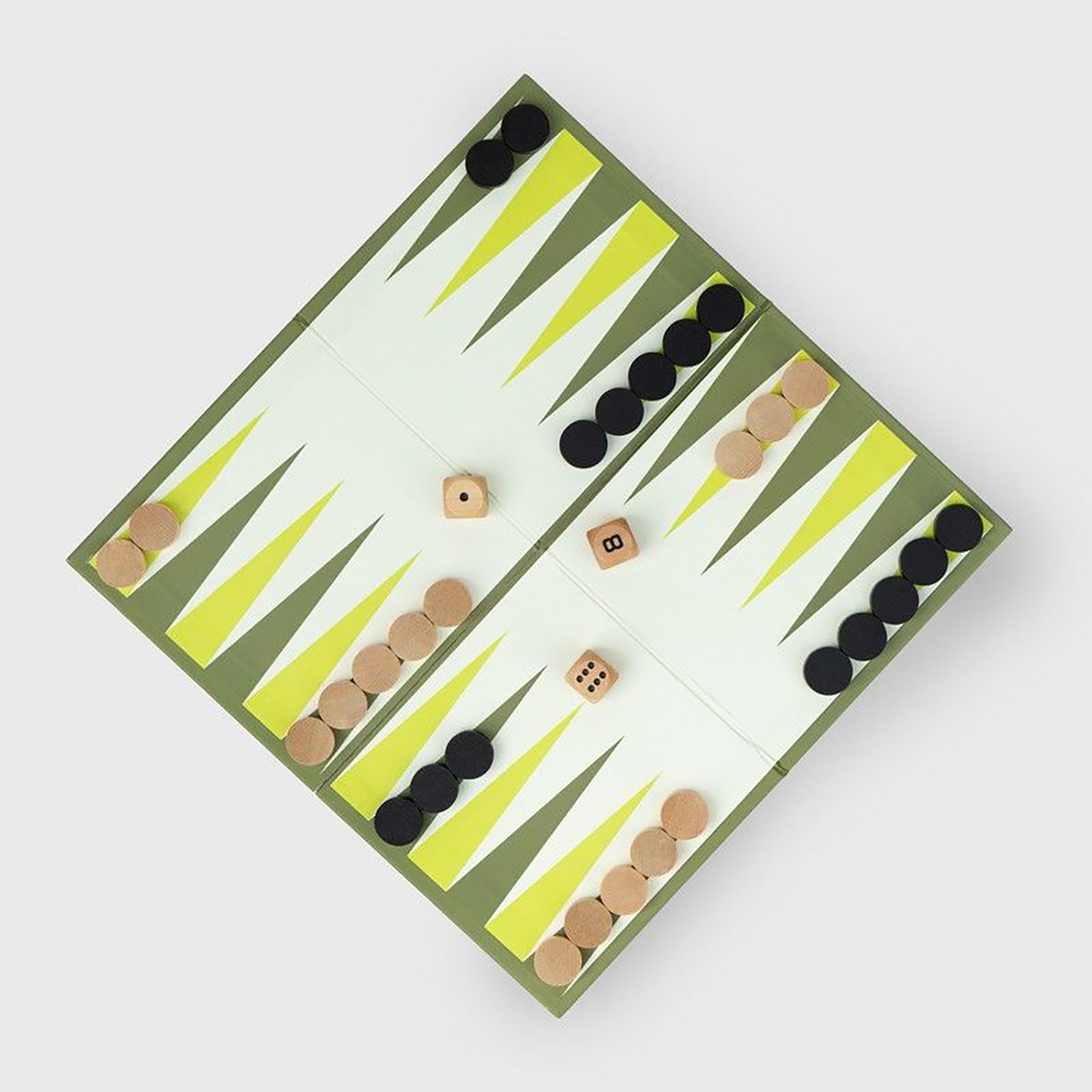 Livre ouvert révélant un backgammon à l'intérieur.