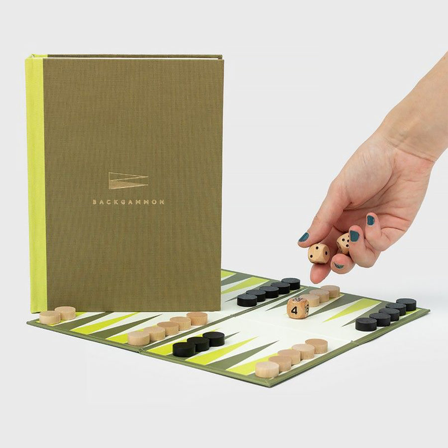 Livre ouvert révélant un backgammon avec design élégant.