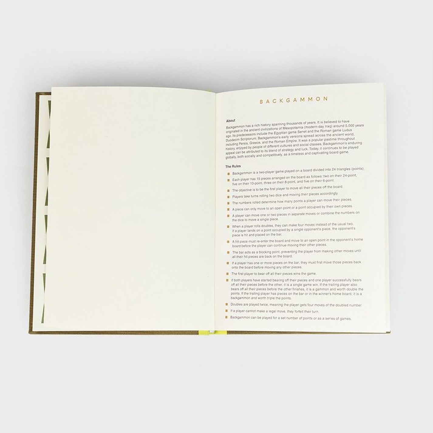 Livre ouvert révélant un backgammon avec pions colorés.