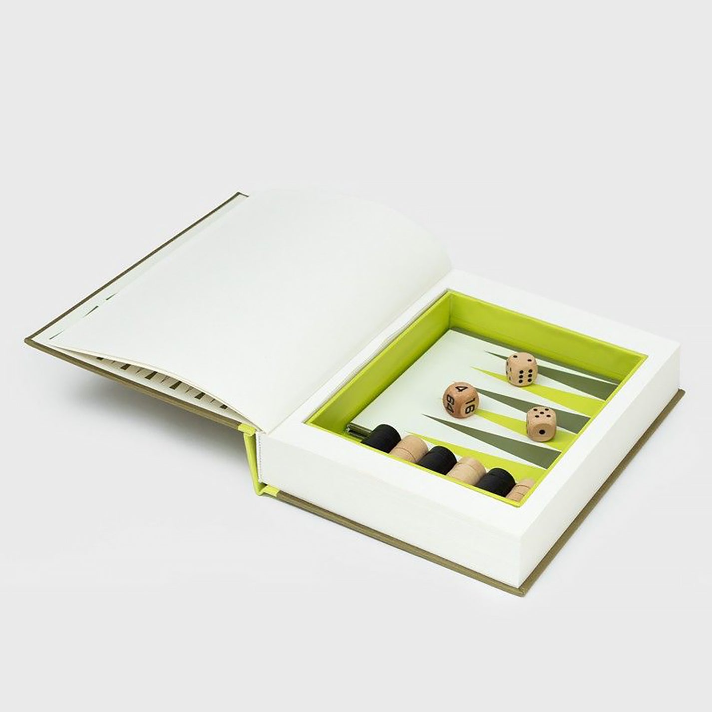 Livre ouvert révélant un backgammon avec pions colorés.