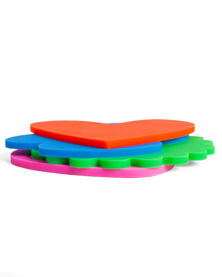 Quatre sous-verres colorés avec motifs ludiques et variés