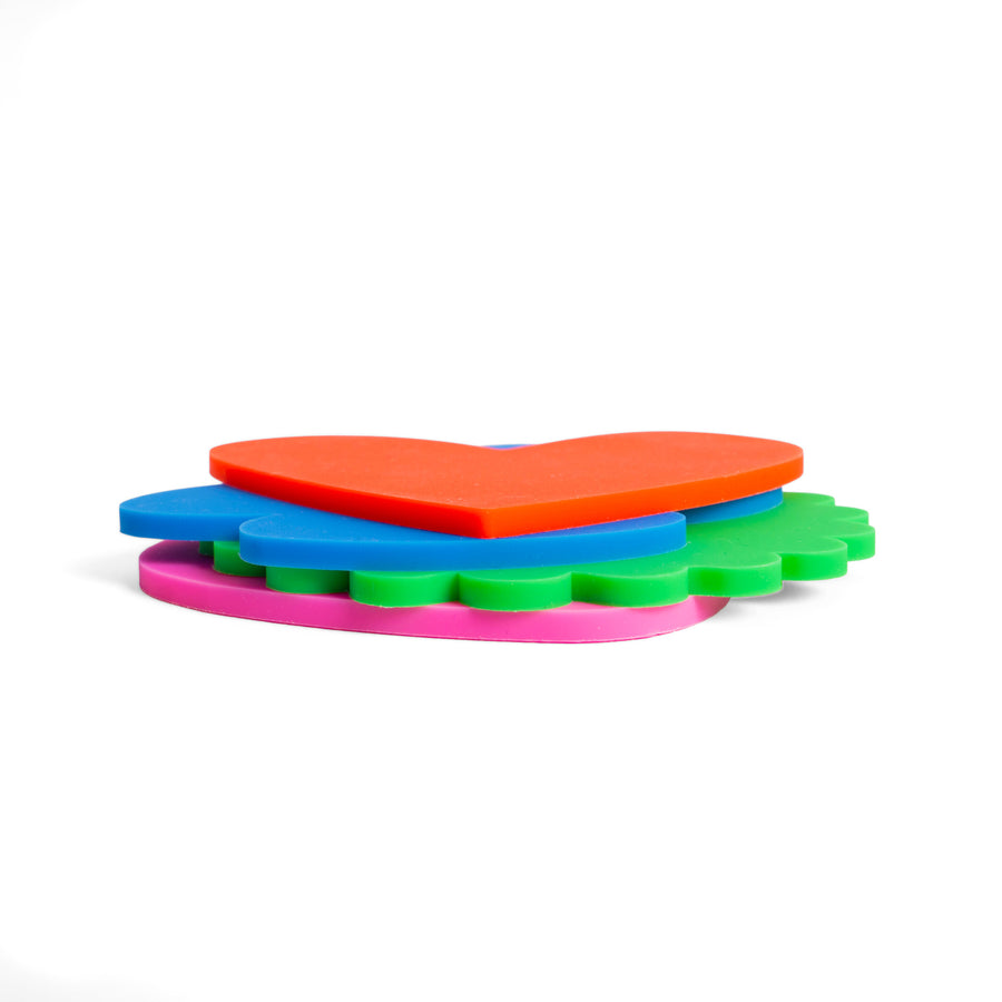 Quatre sous-verres colorés avec motifs ludiques et variés