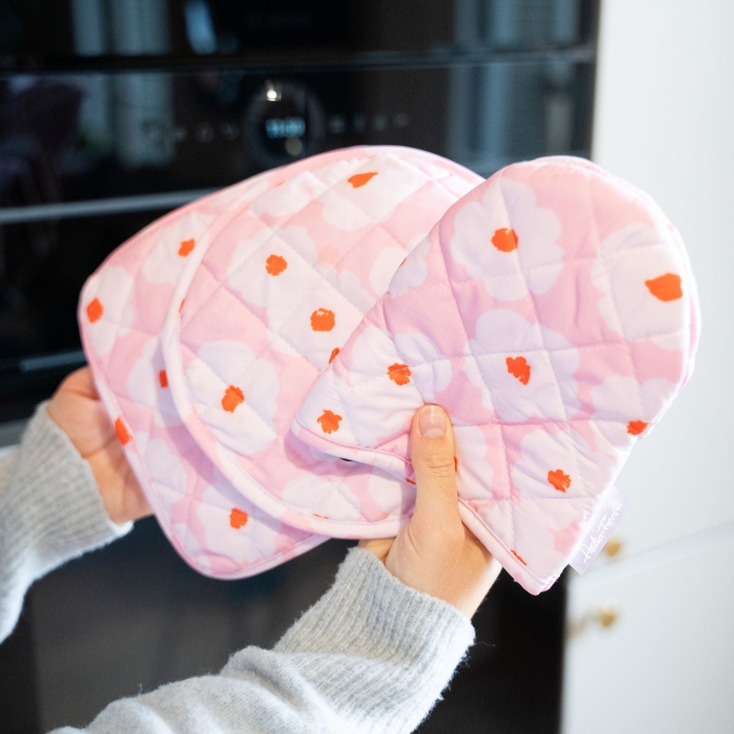 Manique et torchon fleuris