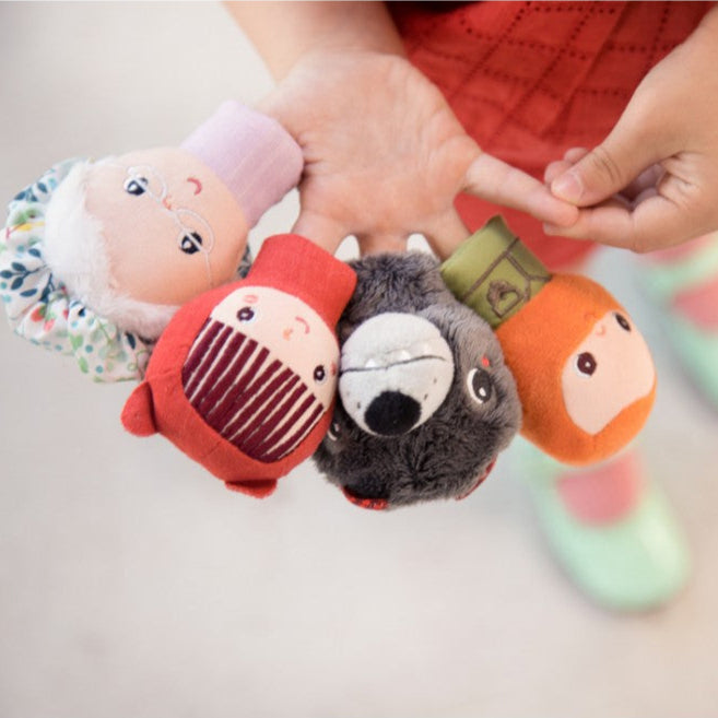 Marionnettes à doigts du Petit Chaperon Rouge en détail