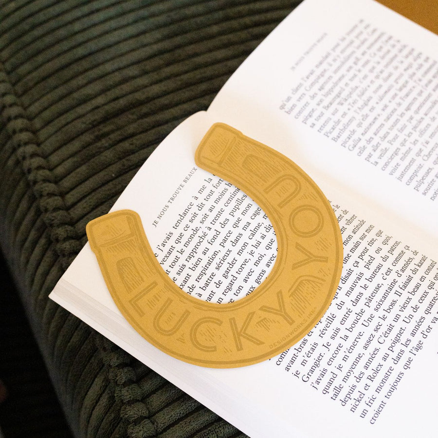 Marque-page en laiton en forme de fer à cheval, détail vintage.