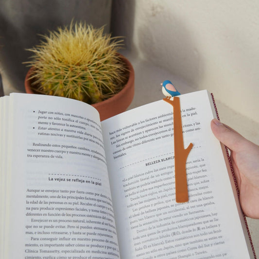 Marque-pages Birdy avec oiseau coloré sur le coin d'un livre