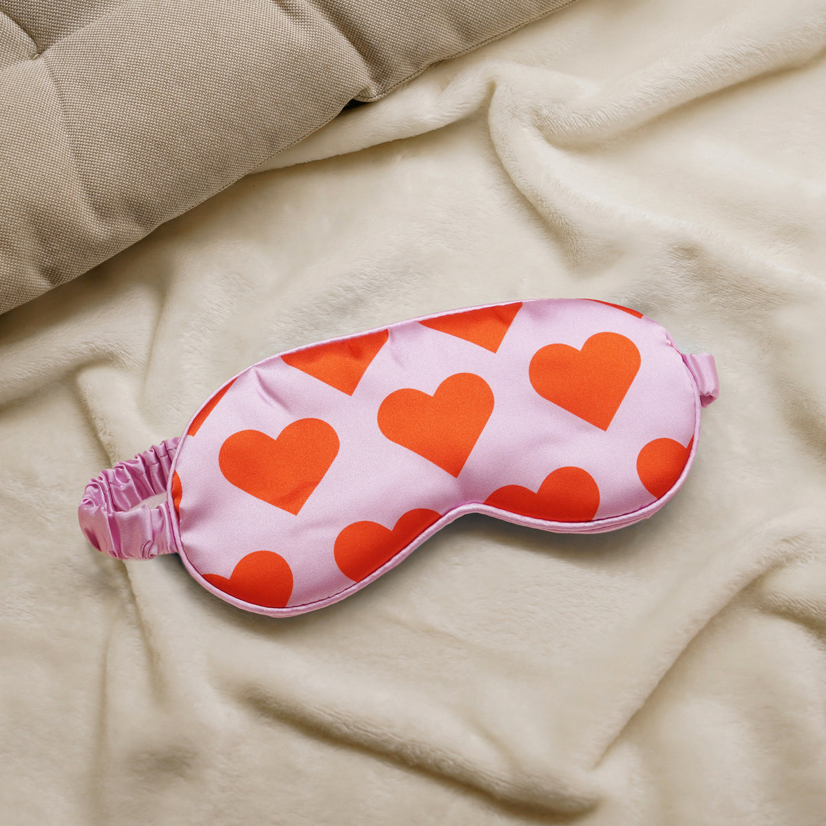 Masque de sommeil rose avec motifs de cœurs, vue de face
