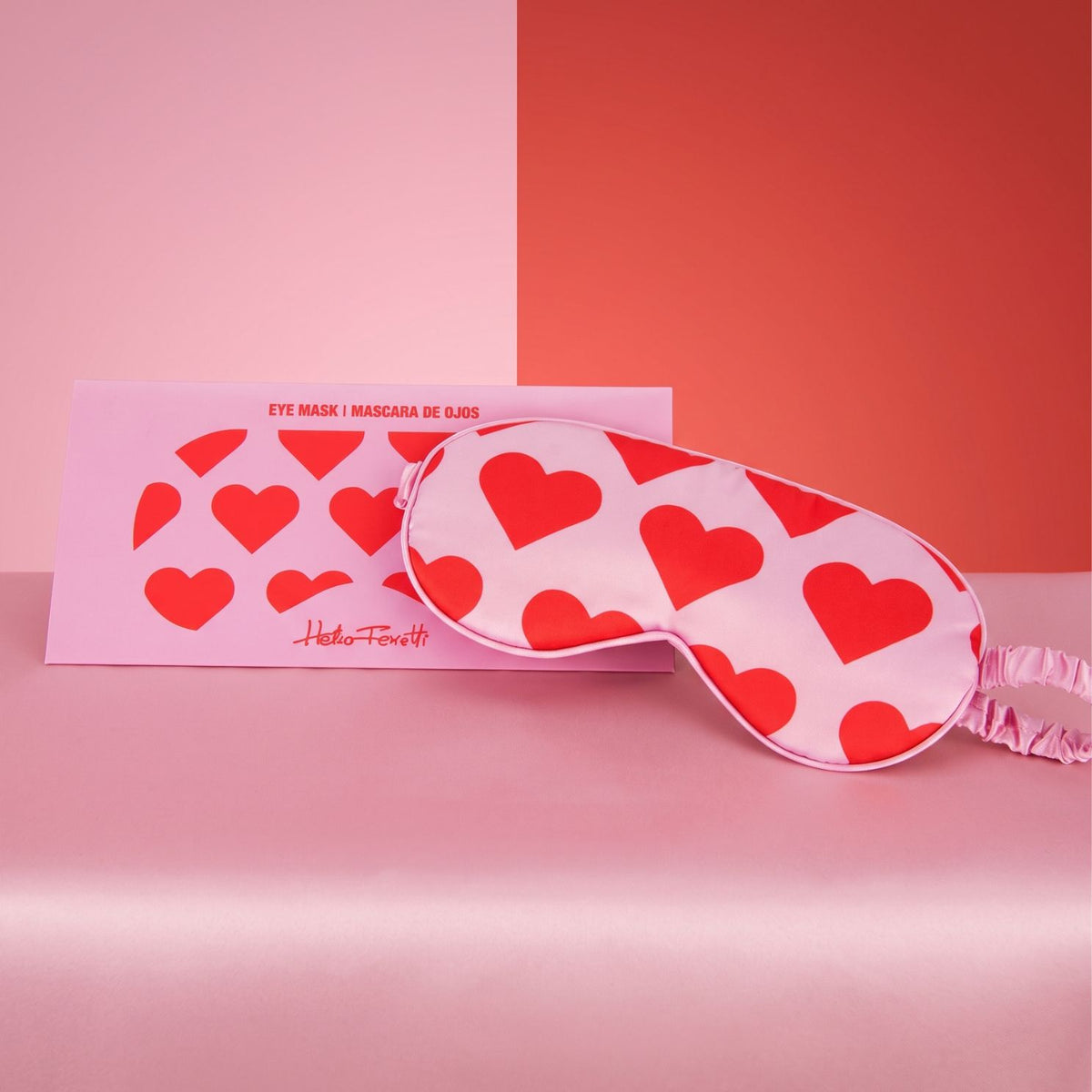 Masque de sommeil rose avec motifs de cœurs, vue de face