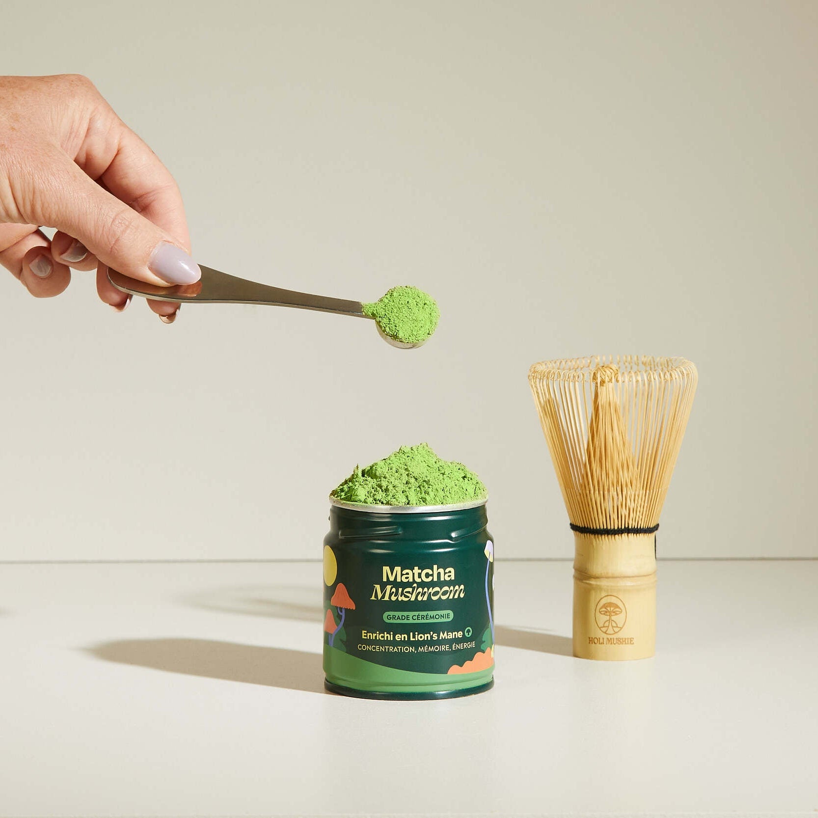 Sachet de Matcha aux champignons avec texture mate et logo visible