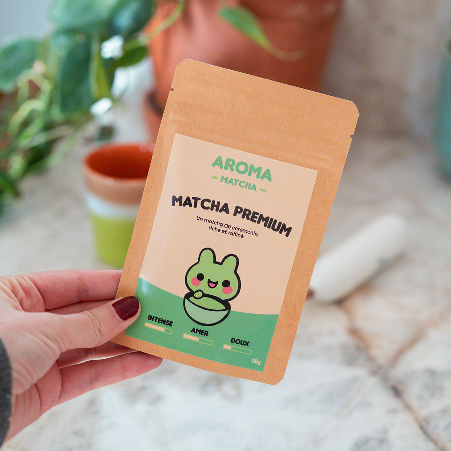 Sachet de matcha bio avec texture poudreuse visible