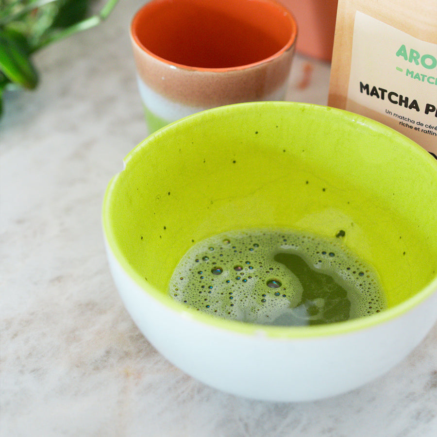 Sachet de matcha bio avec texture poudreuse visible