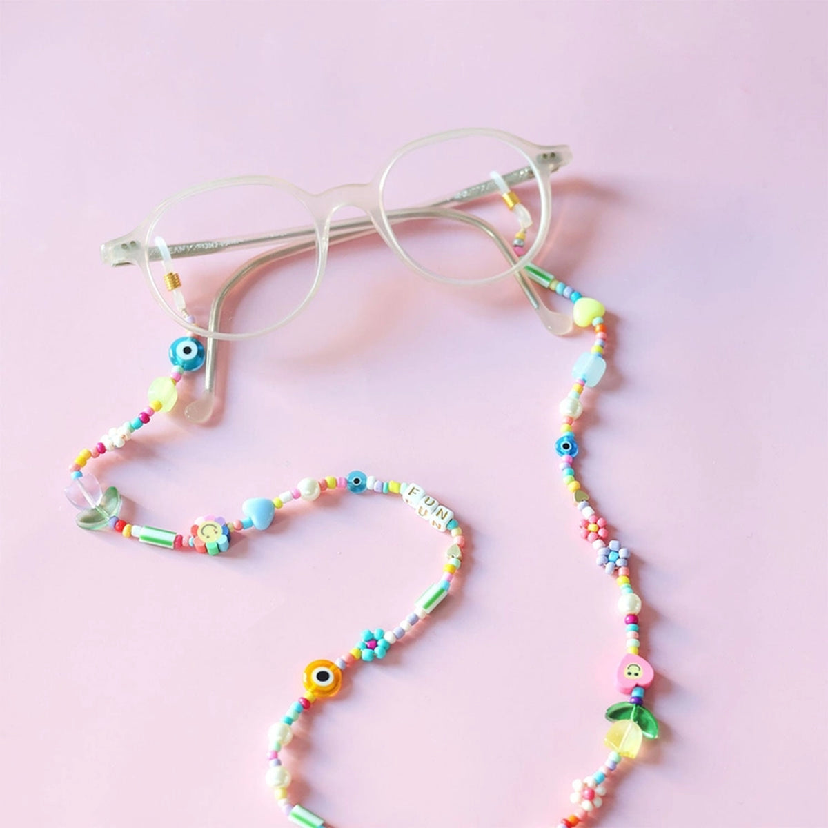 Boîte transparente avec perles colorées et compartiments distincts