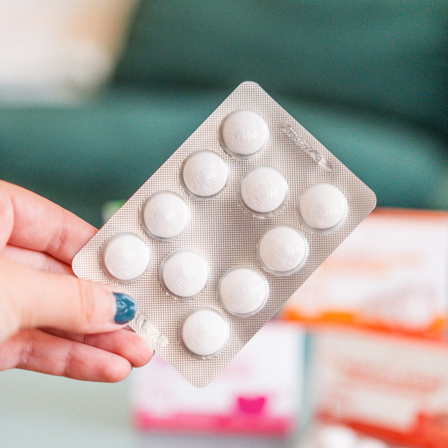 Comprimés humoristiques Nuroflemme sur fond clair, emballage coloré.