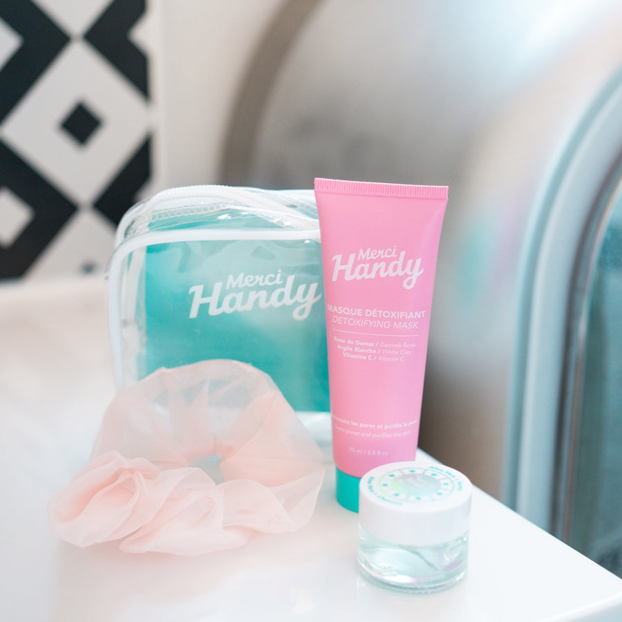 Coffret de soin visage avec chouchou en tissu et produits variés.