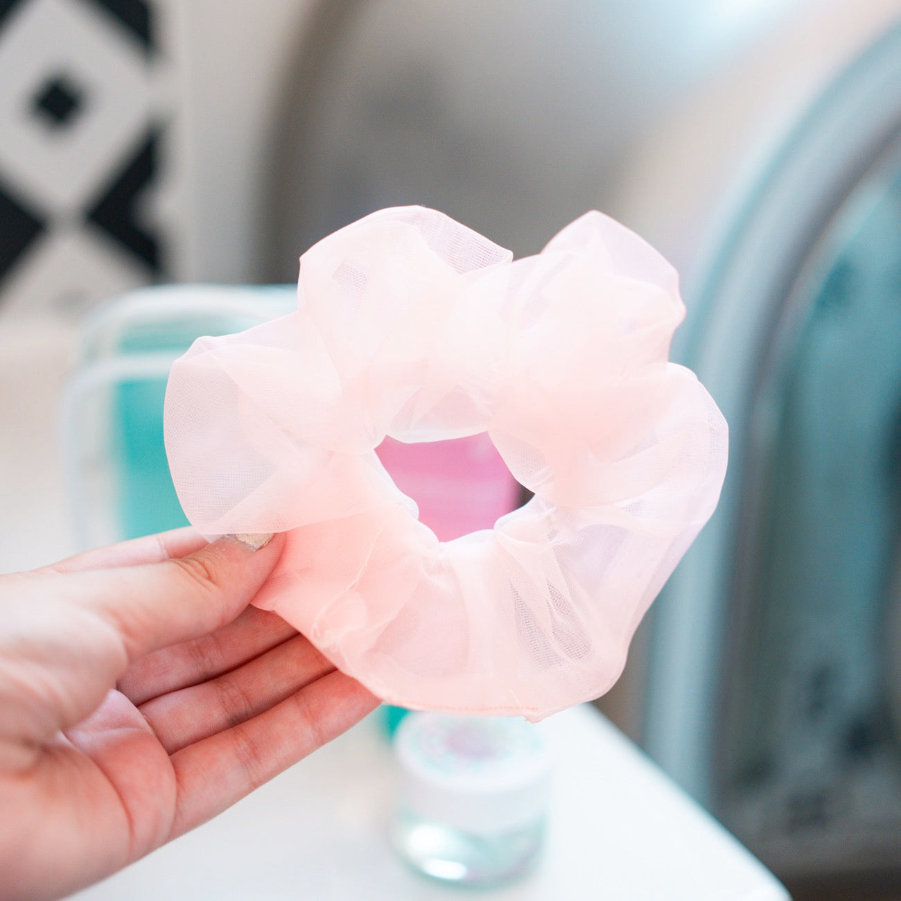 Coffret de soin visage avec chouchou en tissu et produits variés.