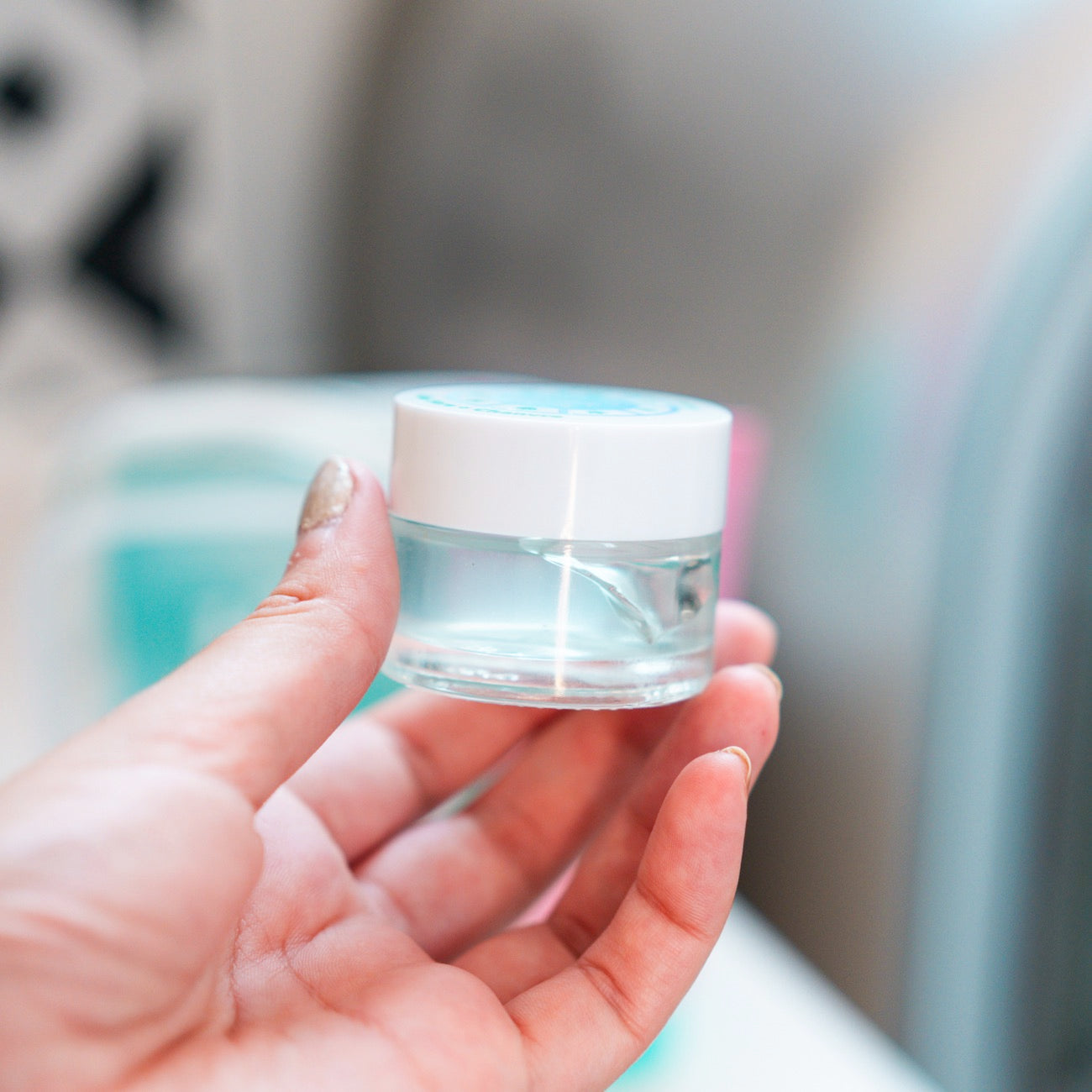 Coffret de soin visage avec chouchou en tissu et produits variés.