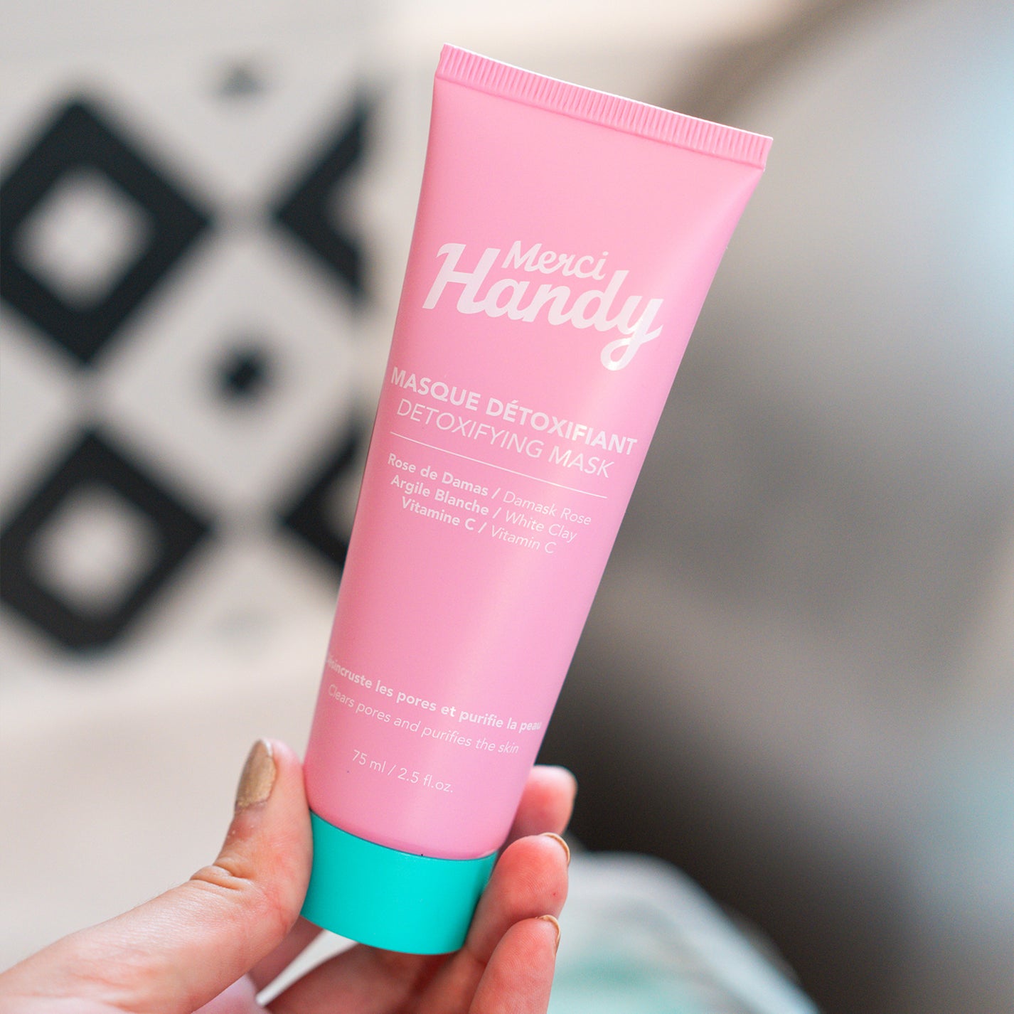 Coffret de soin visage avec chouchou en tissu et produits variés.