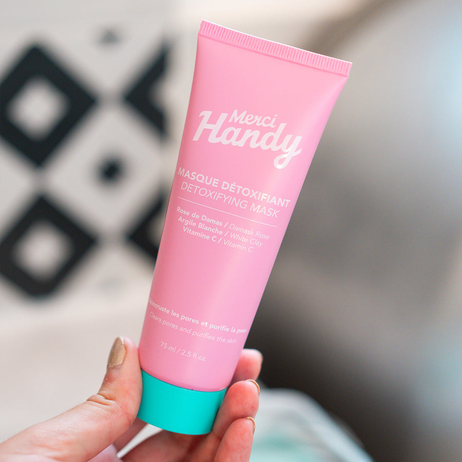 Coffret de soin visage avec chouchou en tissu et produits variés.