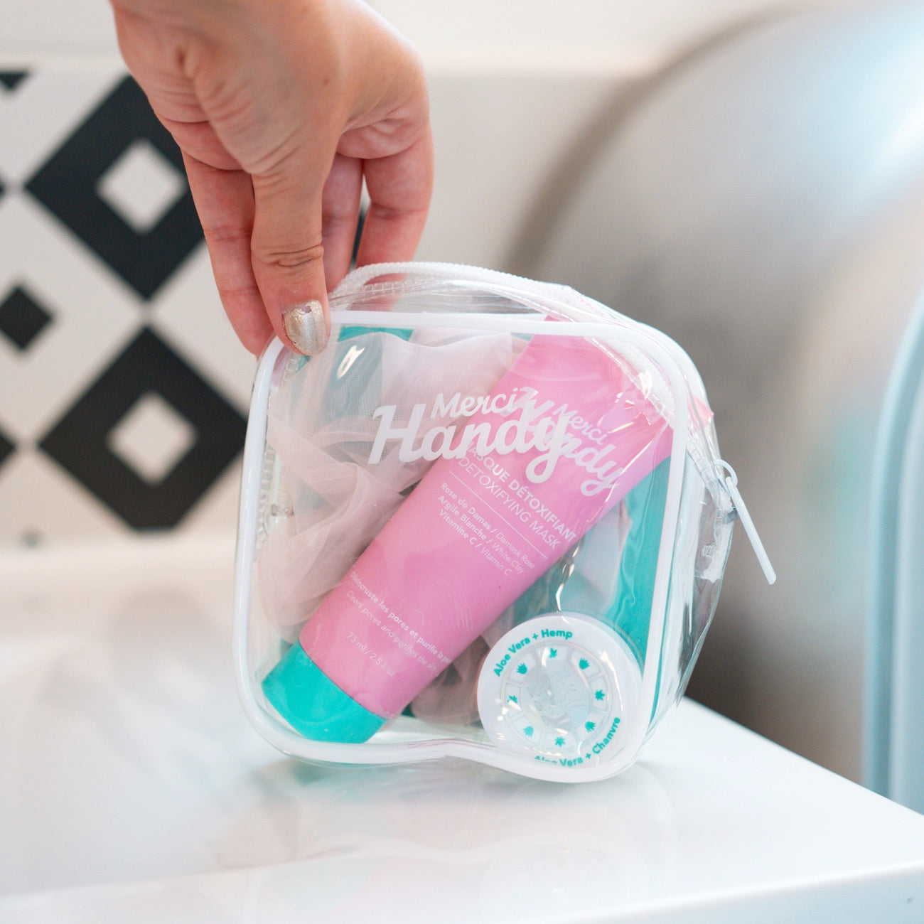 Coffret de soin visage avec chouchou en tissu et produits variés.