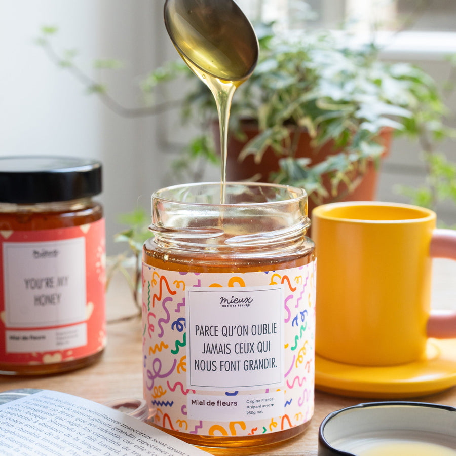 Pot de miel avec étiquette inspirante sur fond flou