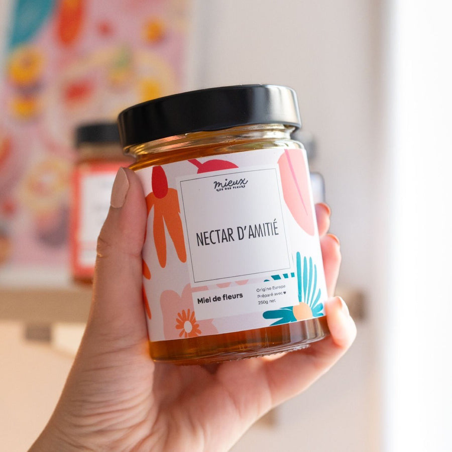 Miel personnalisé en pot avec étiquette unique et texture dorée.