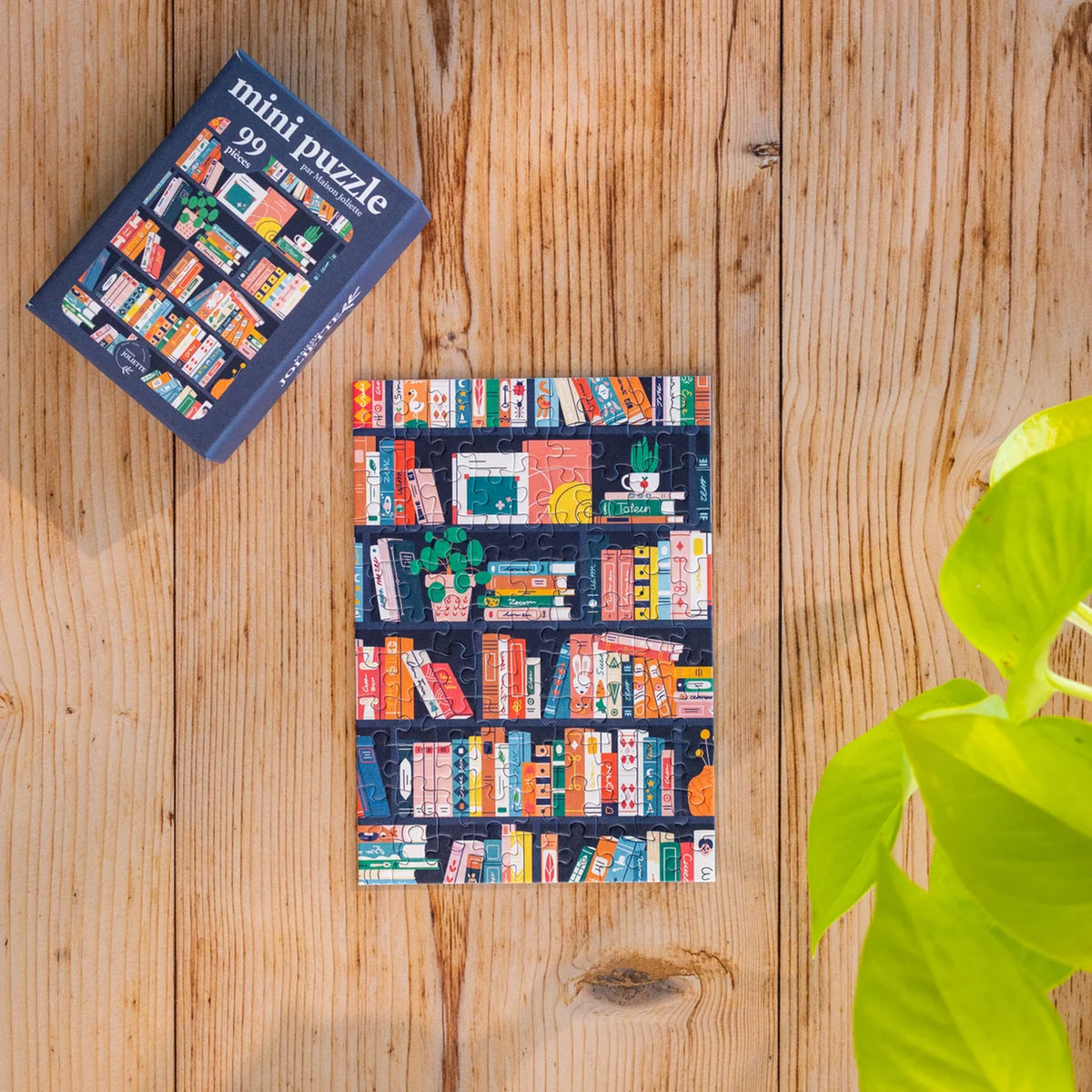 Mini puzzle représentant des livres colorés en gros plan