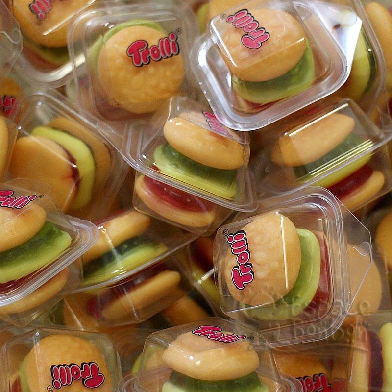 Cinq mini burgers savoureux sur une assiette colorée.