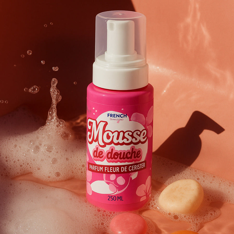 Mousse de douche fleur de cerisier avec texture légère en gros plan