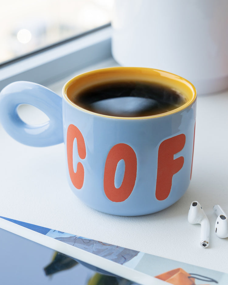 Mug en céramique bleu clair avec une forme épurée