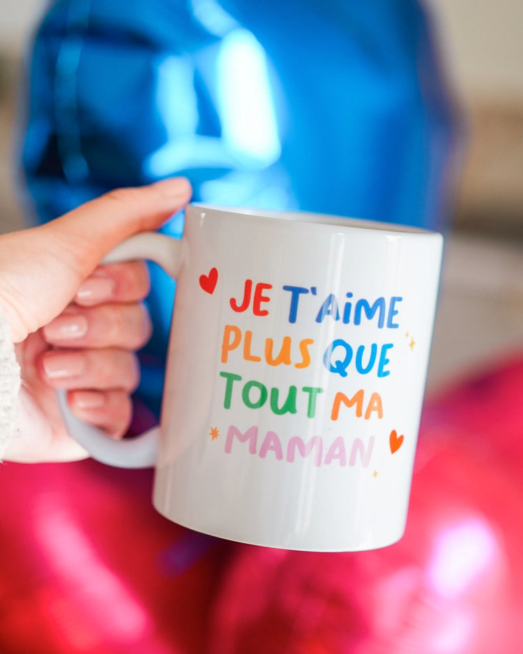Mug avec inscription 'Je t'aime plus que tout maman' en gros plan.