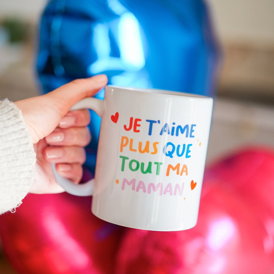 Mug avec inscription 'Je t'aime plus que tout maman' en gros plan.
