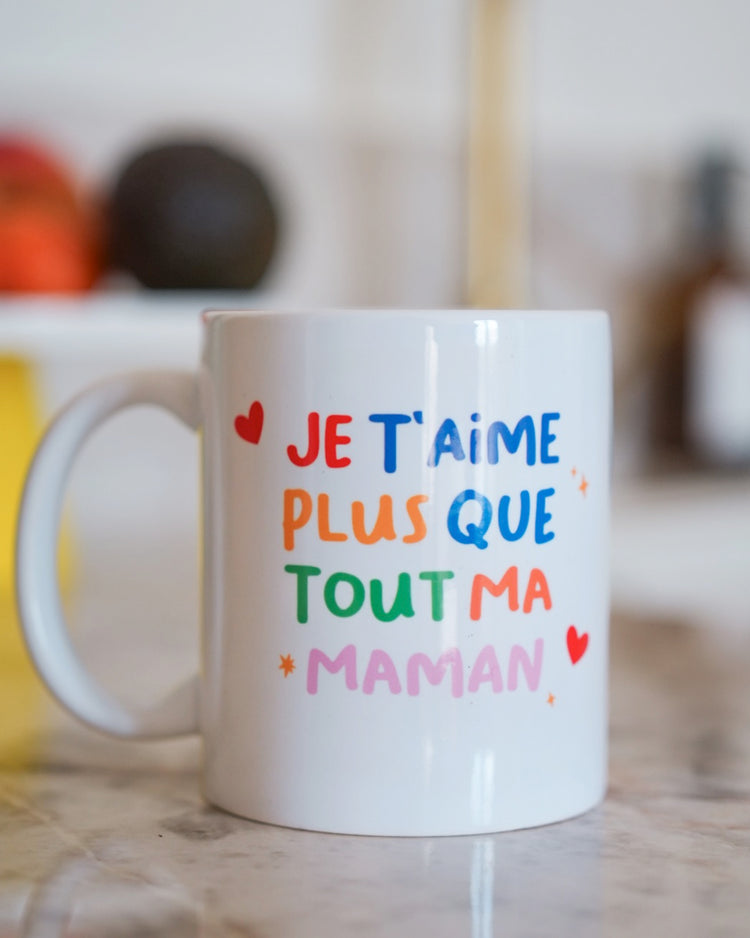 Mug avec inscription affectueuse pour maman, angle légèrement incliné.