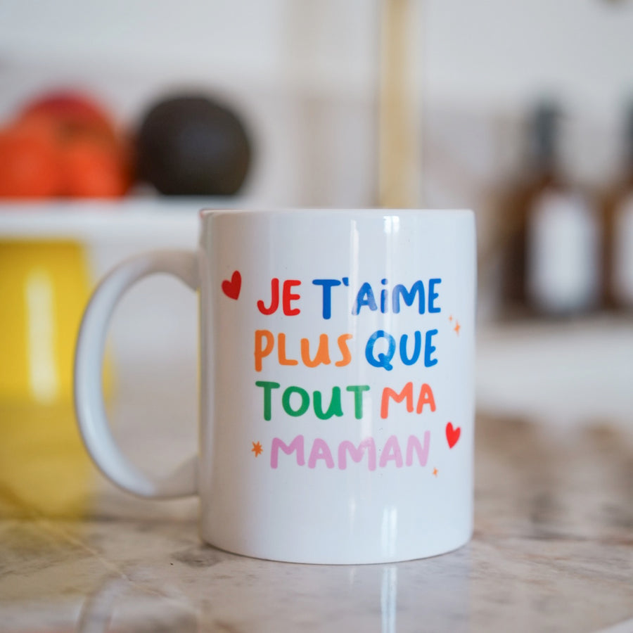 Mug avec inscription affectueuse pour maman, angle légèrement incliné.