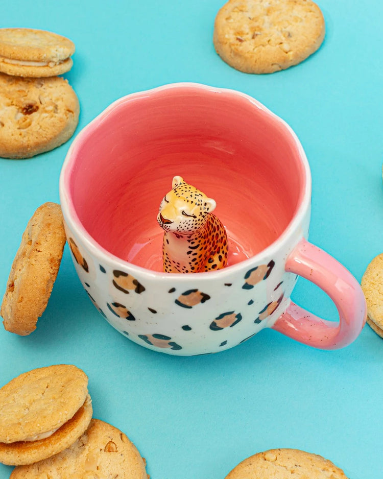 Mug léopard rose avec motif animalier et intérieur coloré