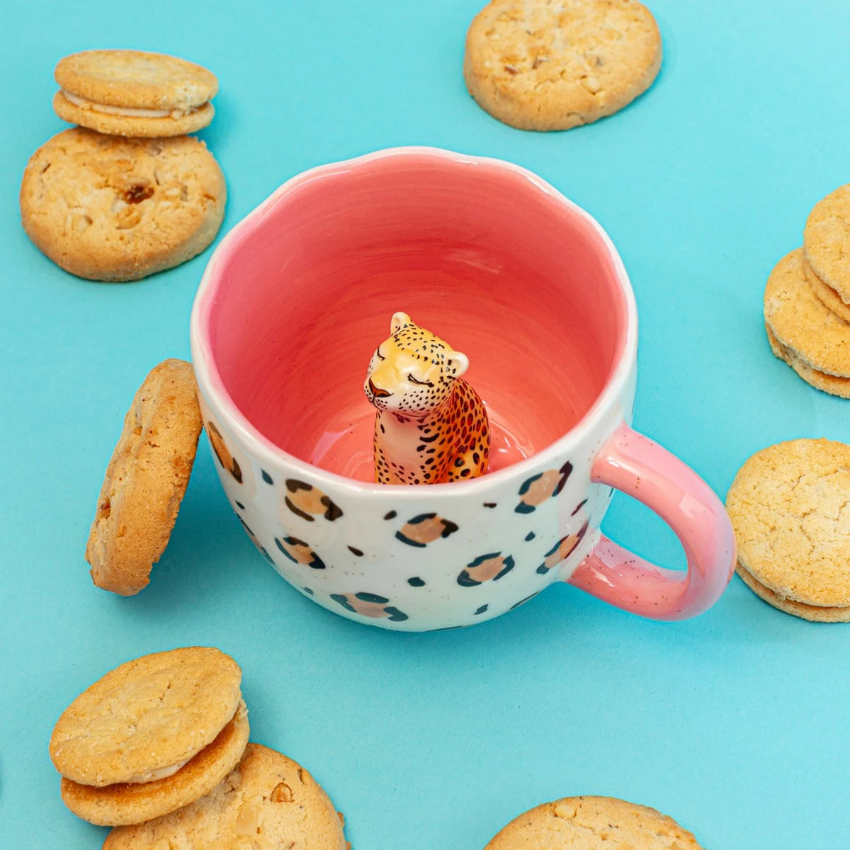 Mug léopard rose avec motif animalier et intérieur coloré