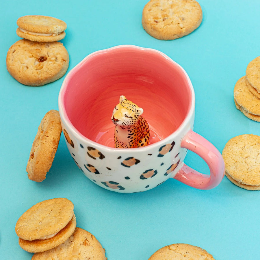 Mug léopard rose avec motif animalier et intérieur coloré