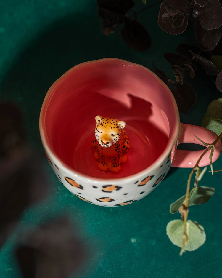 Mug léopard rose avec motif animalier et intérieur coloré